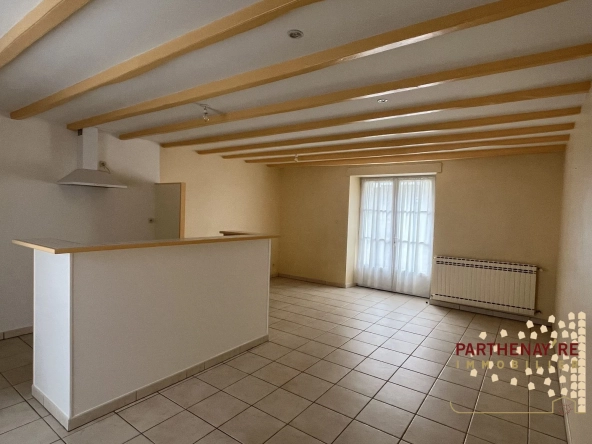 Belle maison de 85 m² avec extérieur et stationnement proche commodités à Saint-Aubin-Le-Cloud