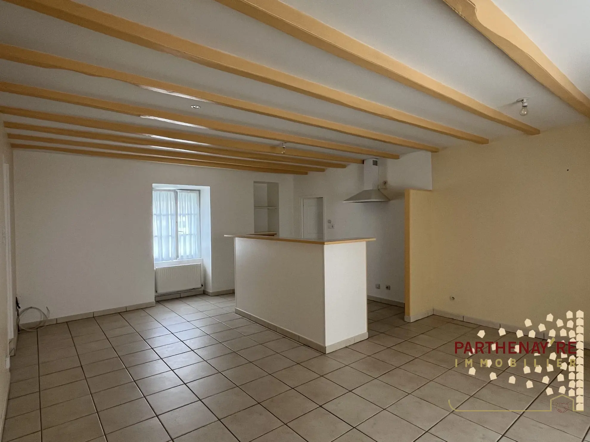 Belle maison de 85 m² avec extérieur et stationnement proche commodités à Saint-Aubin-Le-Cloud 