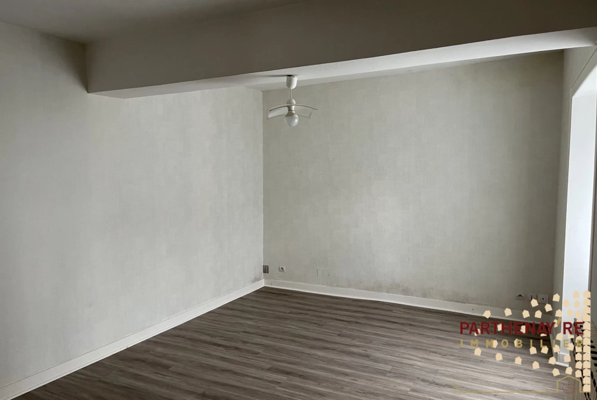 Belle maison de 85 m² avec extérieur et stationnement proche commodités à Saint-Aubin-Le-Cloud 