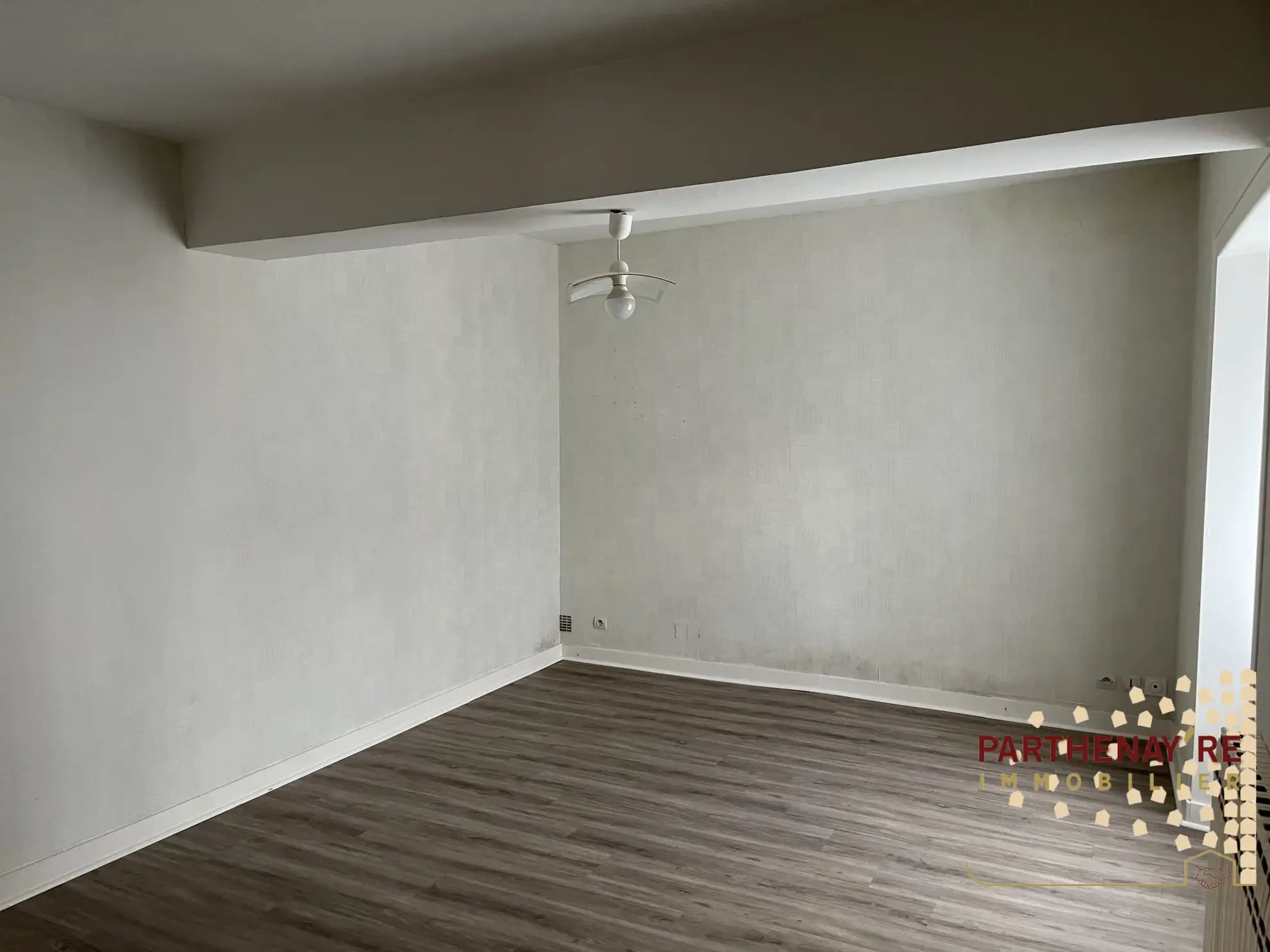 Belle maison de 85 m² avec extérieur et stationnement proche commodités à Saint-Aubin-Le-Cloud 