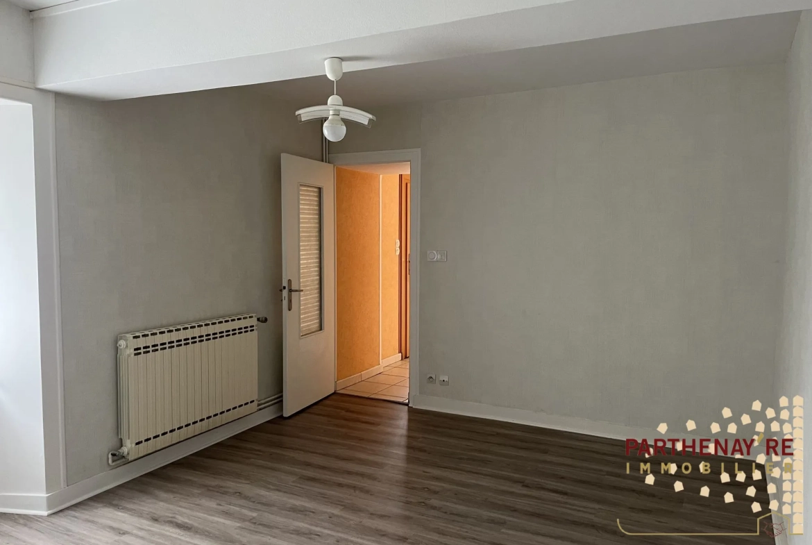 Belle maison de 85 m² avec extérieur et stationnement proche commodités à Saint-Aubin-Le-Cloud 