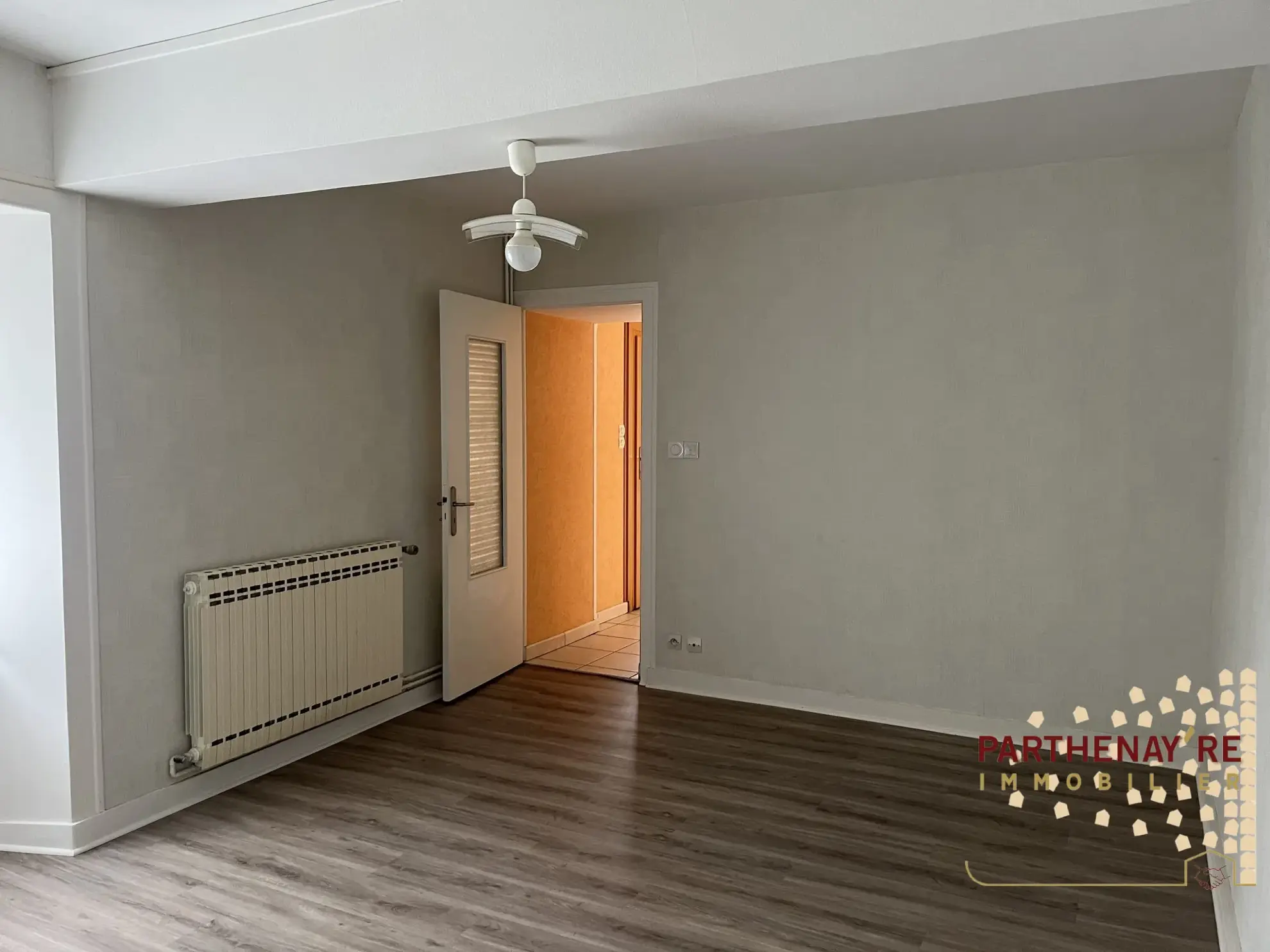 Belle maison de 85 m² avec extérieur et stationnement proche commodités à Saint-Aubin-Le-Cloud 