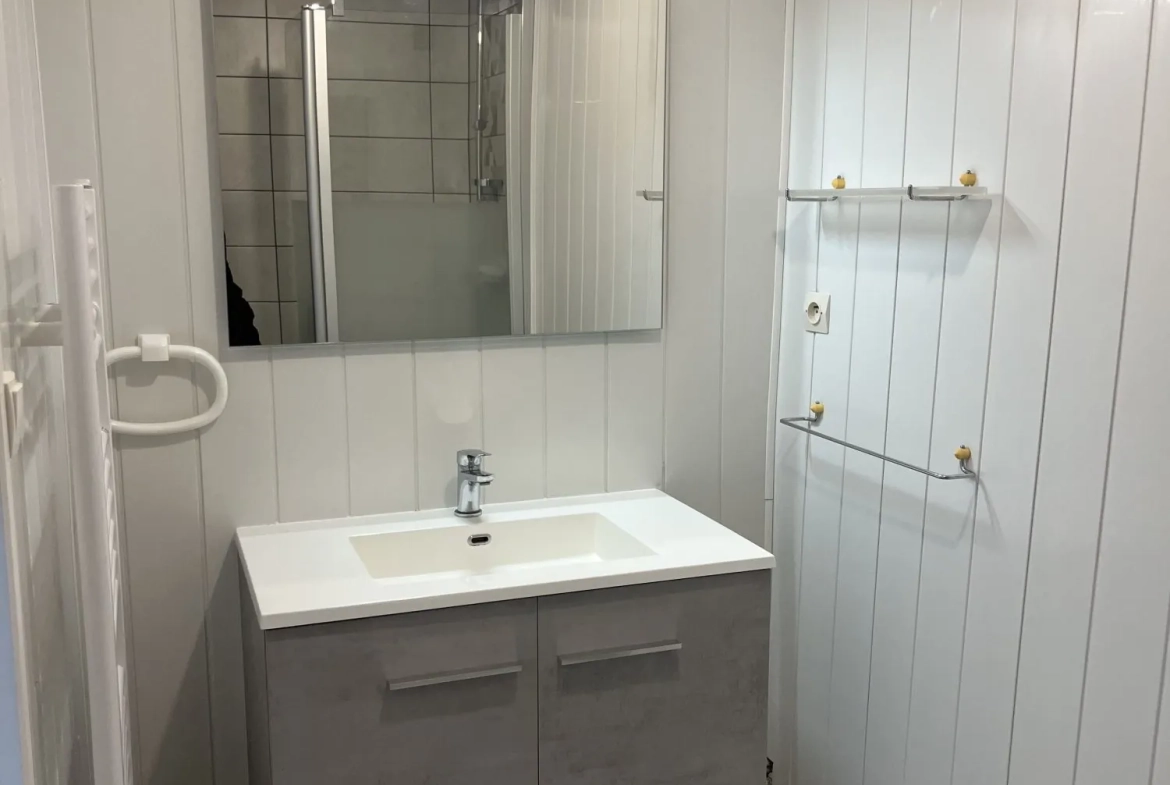 Belle maison de 85 m² avec extérieur et stationnement proche commodités à Saint-Aubin-Le-Cloud 