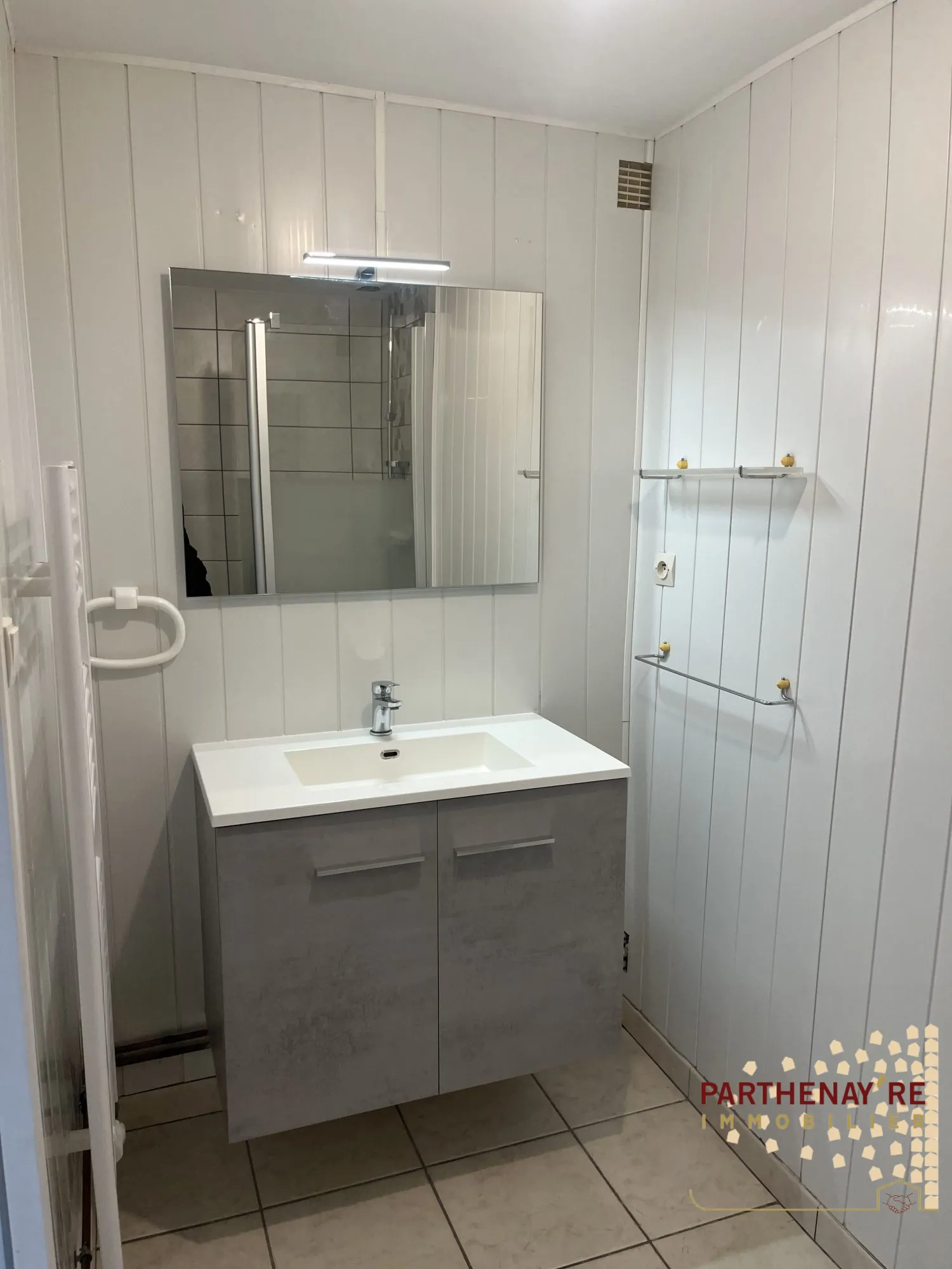 Belle maison de 85 m² avec extérieur et stationnement proche commodités à Saint-Aubin-Le-Cloud 