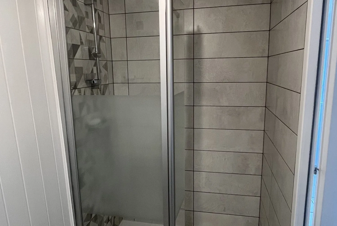 Belle maison de 85 m² avec extérieur et stationnement proche commodités à Saint-Aubin-Le-Cloud 