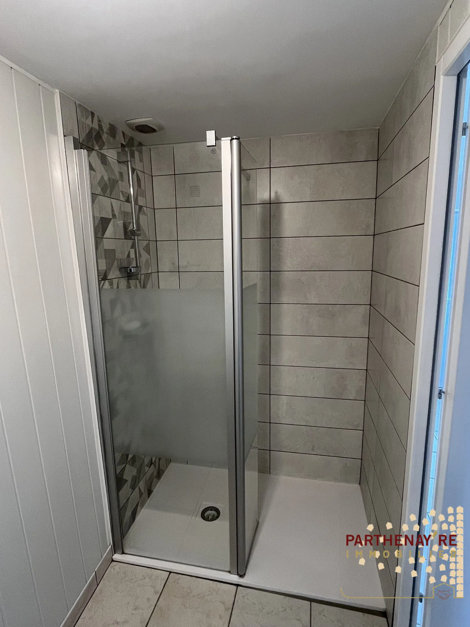 Belle maison de 85 m² avec extérieur et stationnement proche commodités à Saint-Aubin-Le-Cloud 