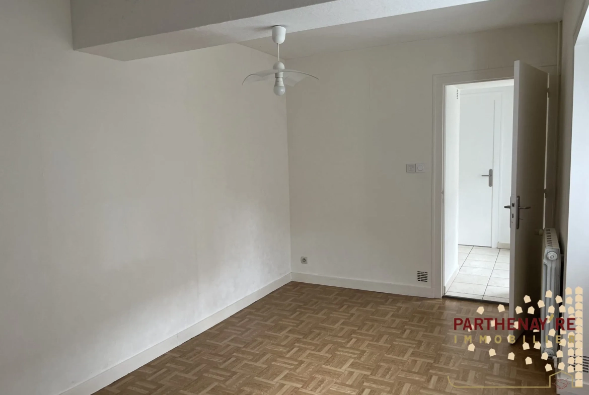 Belle maison de 85 m² avec extérieur et stationnement proche commodités à Saint-Aubin-Le-Cloud 
