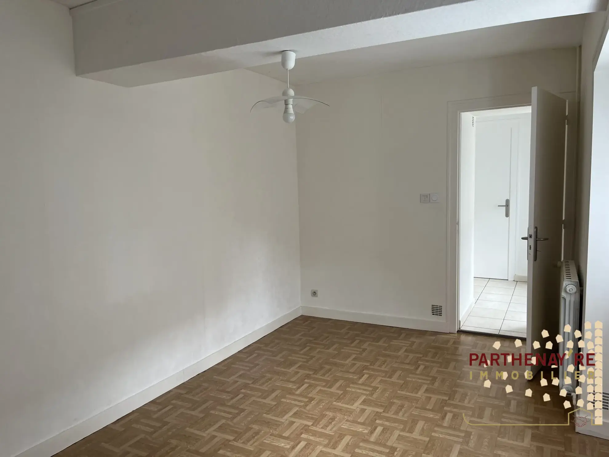 Belle maison de 85 m² avec extérieur et stationnement proche commodités à Saint-Aubin-Le-Cloud 