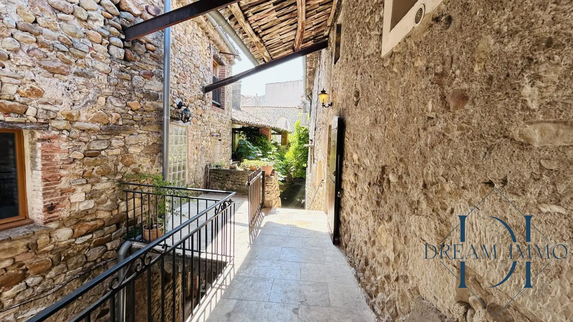 Charmante maison de village en pierre avec dépendances à Allegre-les-Fumades 