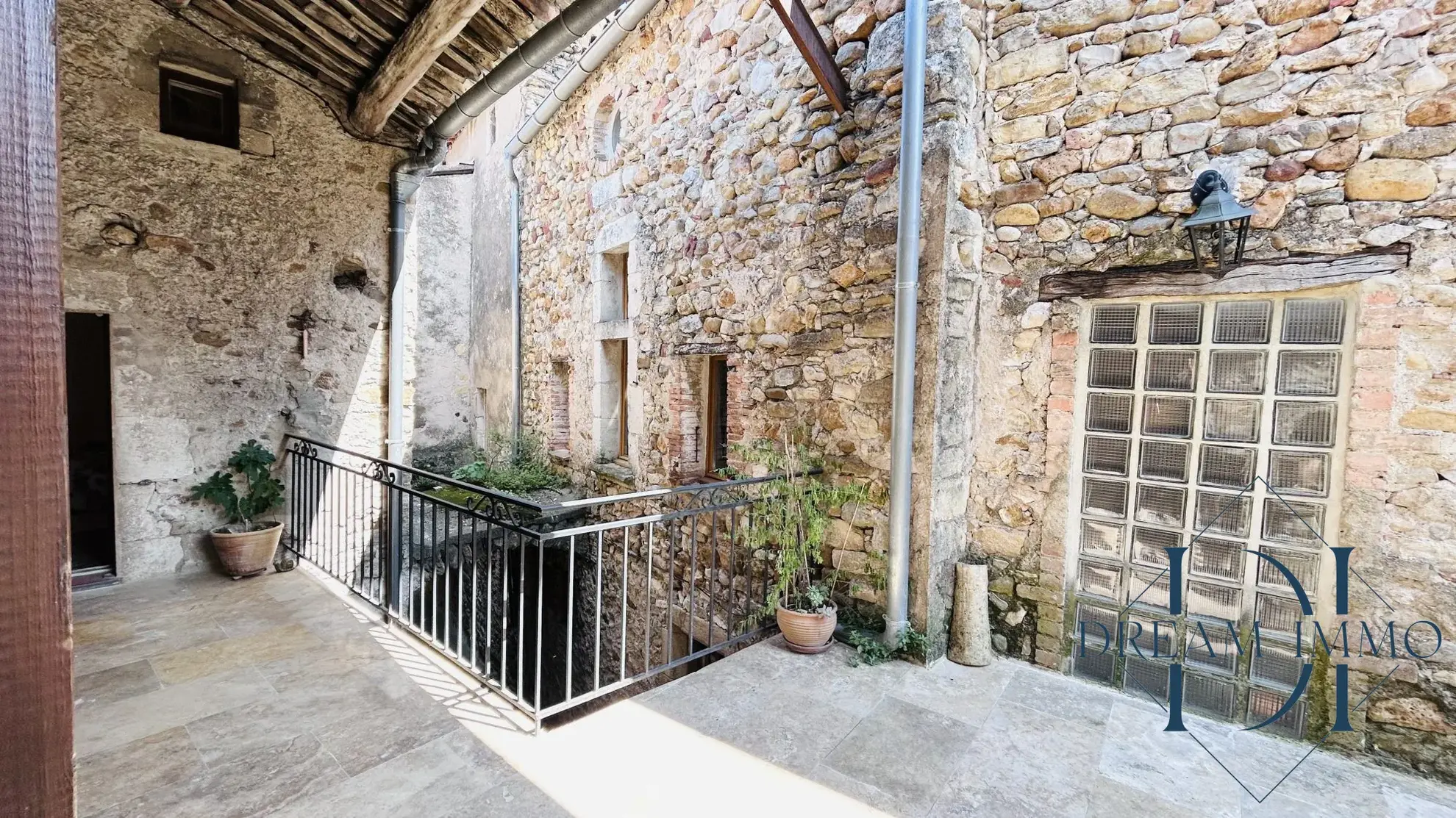 Charmante maison de village en pierre avec dépendances à Allegre-les-Fumades 