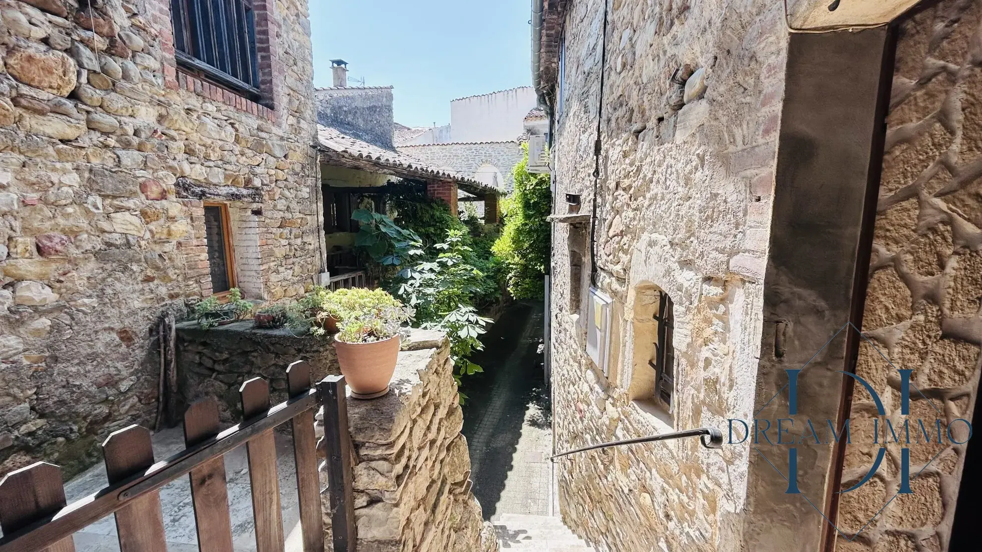 Charmante maison de village en pierre avec dépendances à Allegre-les-Fumades 