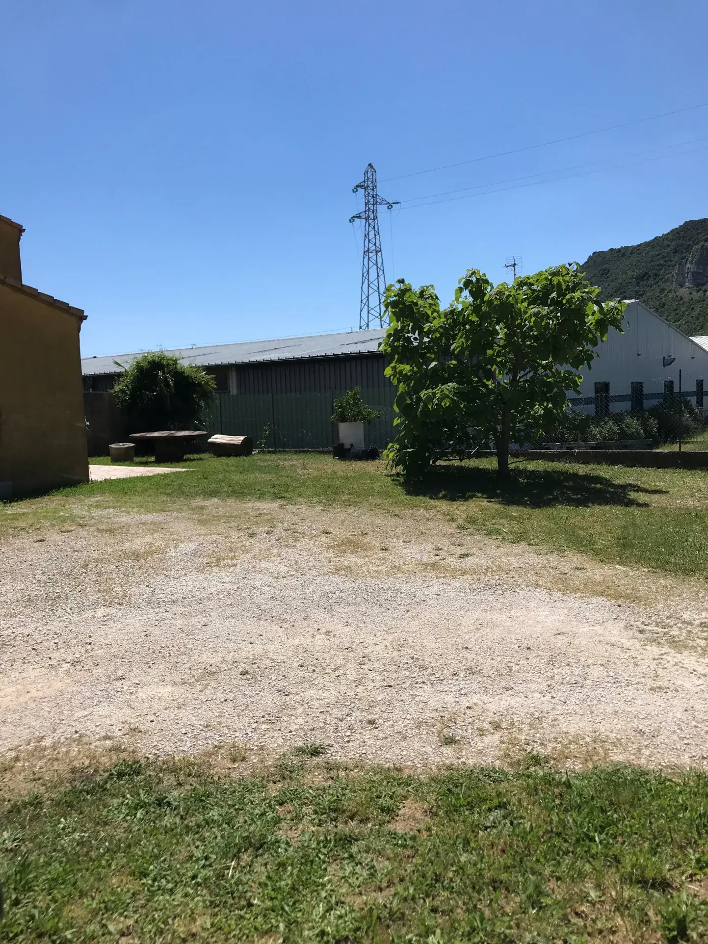 Terrain constructible de 215 m² à Saint-Péray – Opportunité professionnelle 
