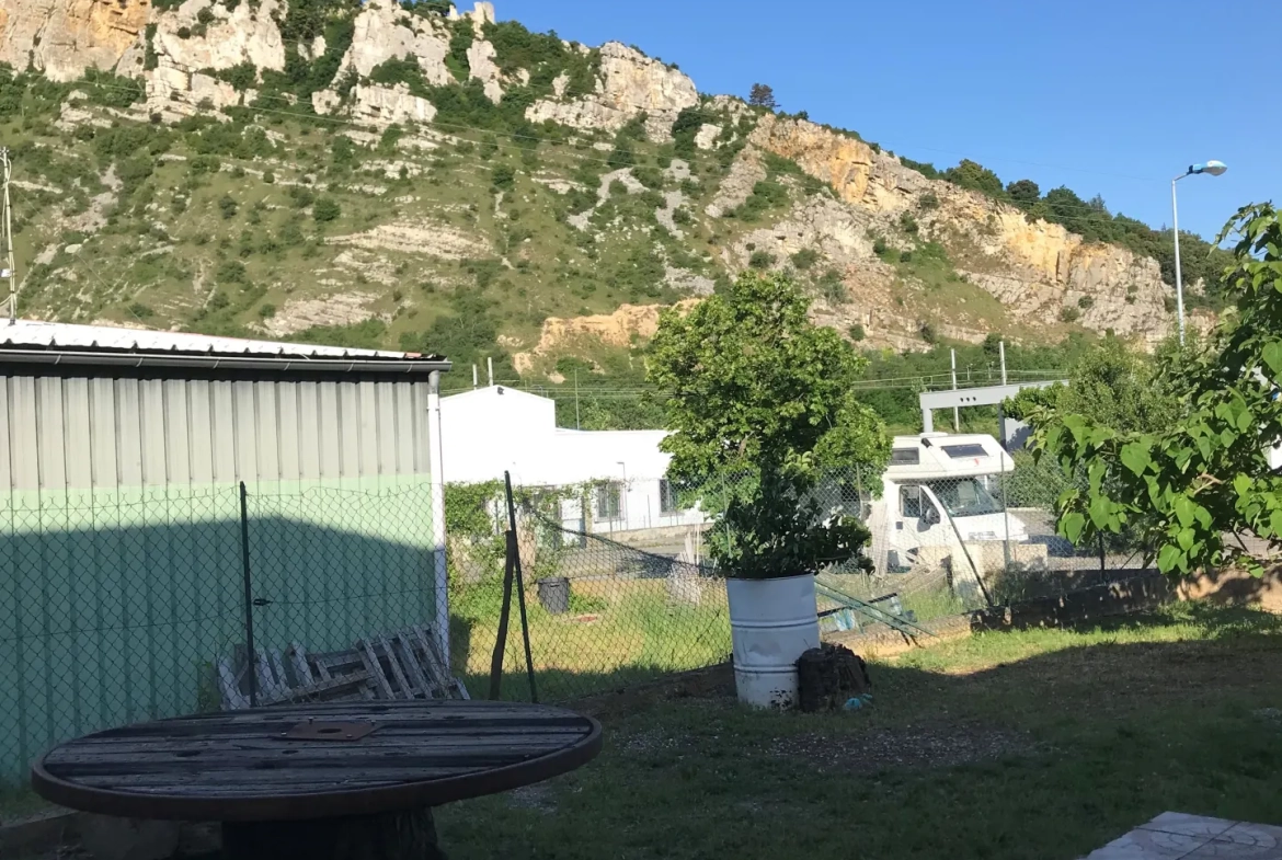 Terrain constructible de 215 m² à Saint-Péray – Opportunité professionnelle 