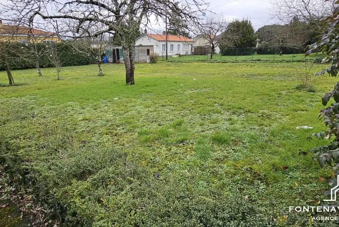 Terrain à bâtir de 780 m² à Fontenay-le-Comte, impasse, non viabilisé 