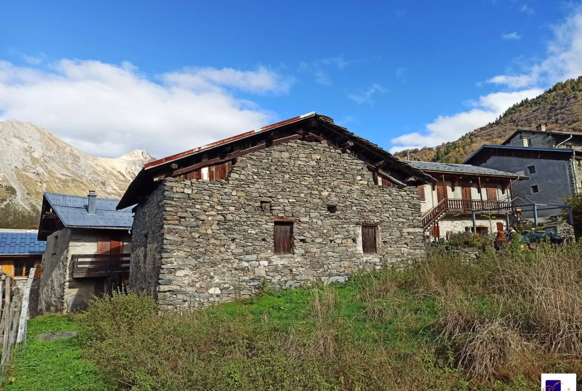 Grange et terrains devant Ancienne grange à rénover en Maurienne avec potentiel d'aménagement et vue exceptionnelle 