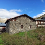 Grange et terrains devant Ancienne grange à rénover en Maurienne avec potentiel d'aménagement et vue exceptionnelle