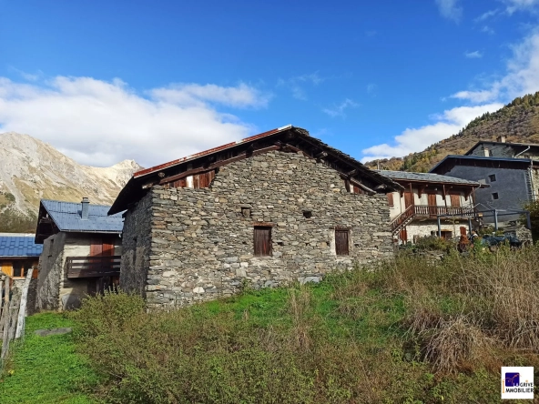 Grange et terrains devant Ancienne grange à rénover en Maurienne avec potentiel d'aménagement et vue exceptionnelle