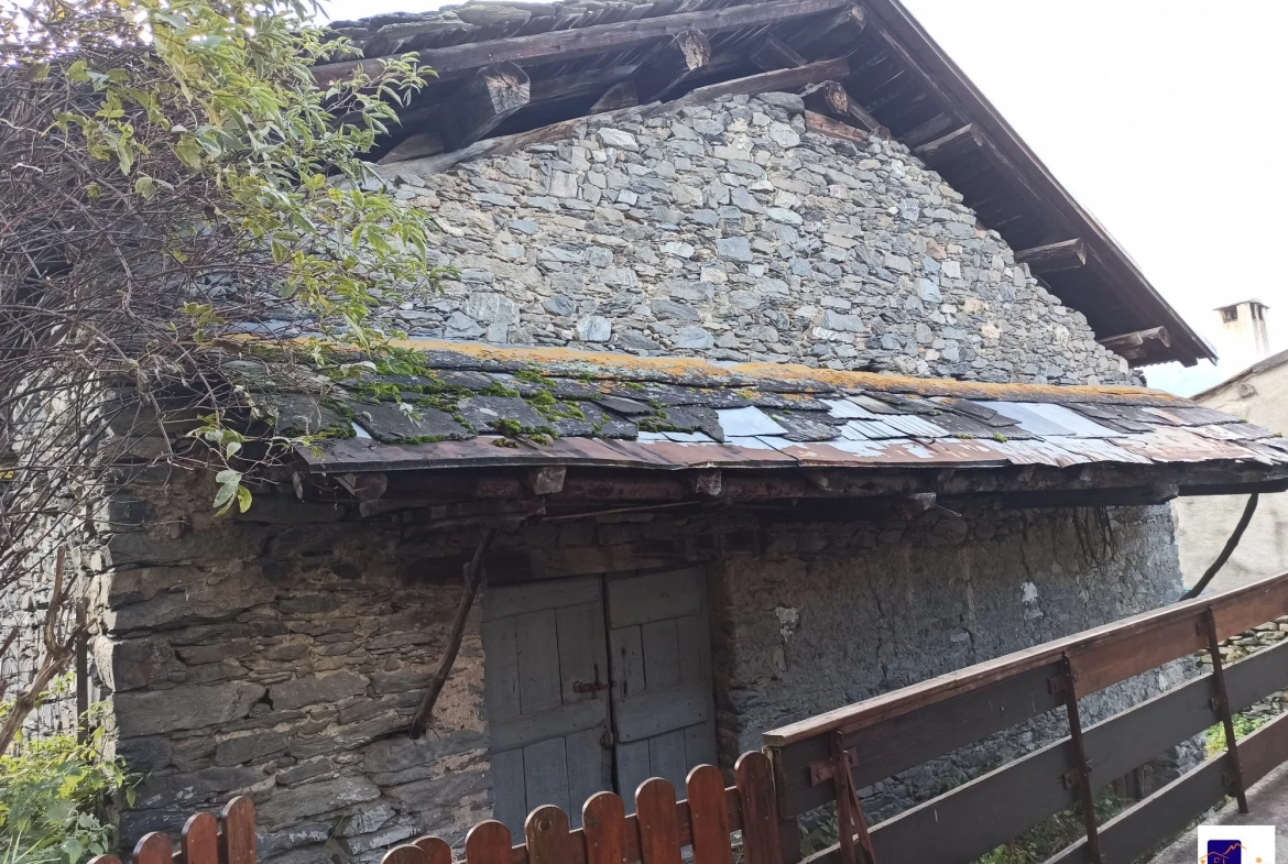 Grange toiture lauzes et tôles ondulées Ancienne grange à rénover en Maurienne avec potentiel d'aménagement et vue exceptionnelle 