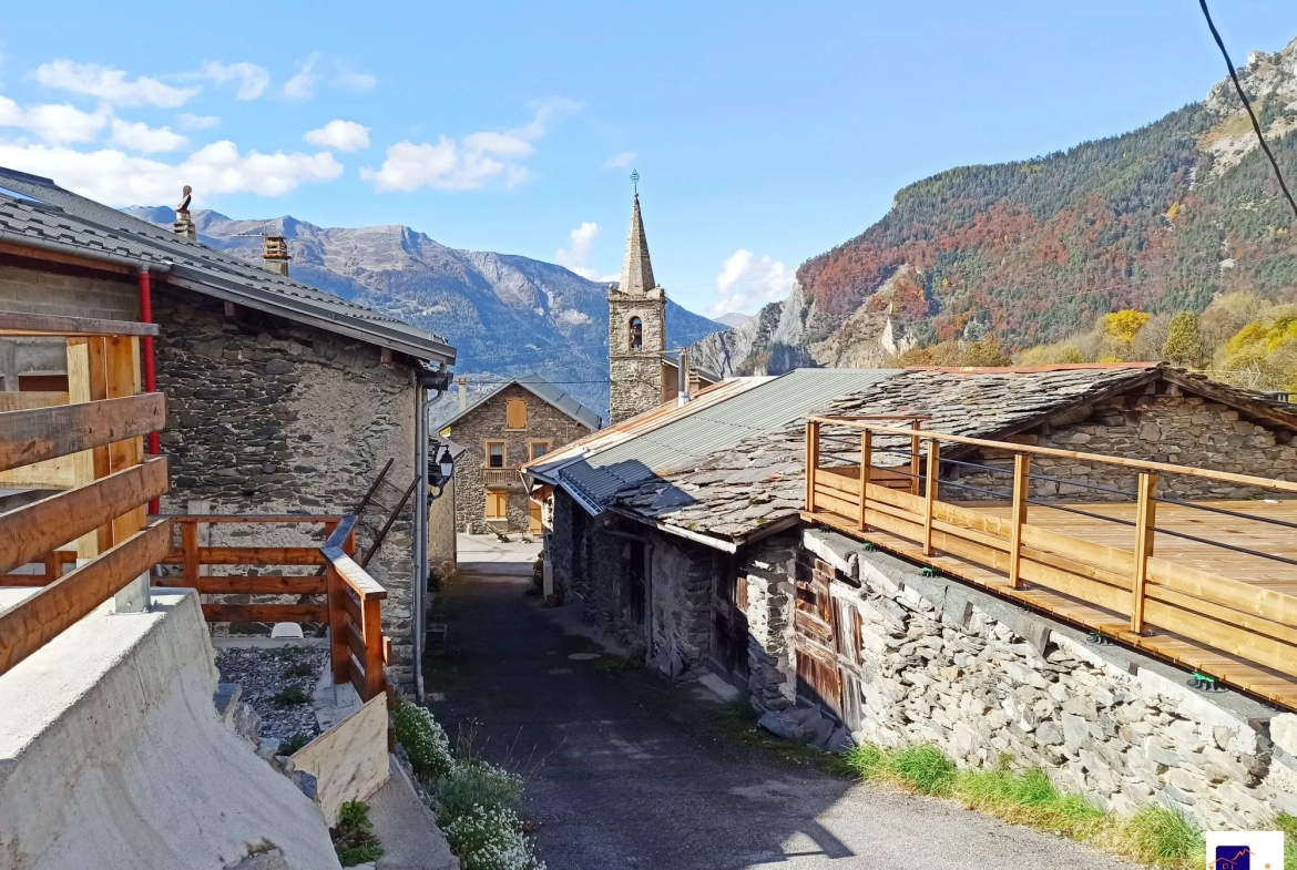 Ruelle du village Ancienne grange à rénover en Maurienne avec potentiel d'aménagement et vue exceptionnelle 
