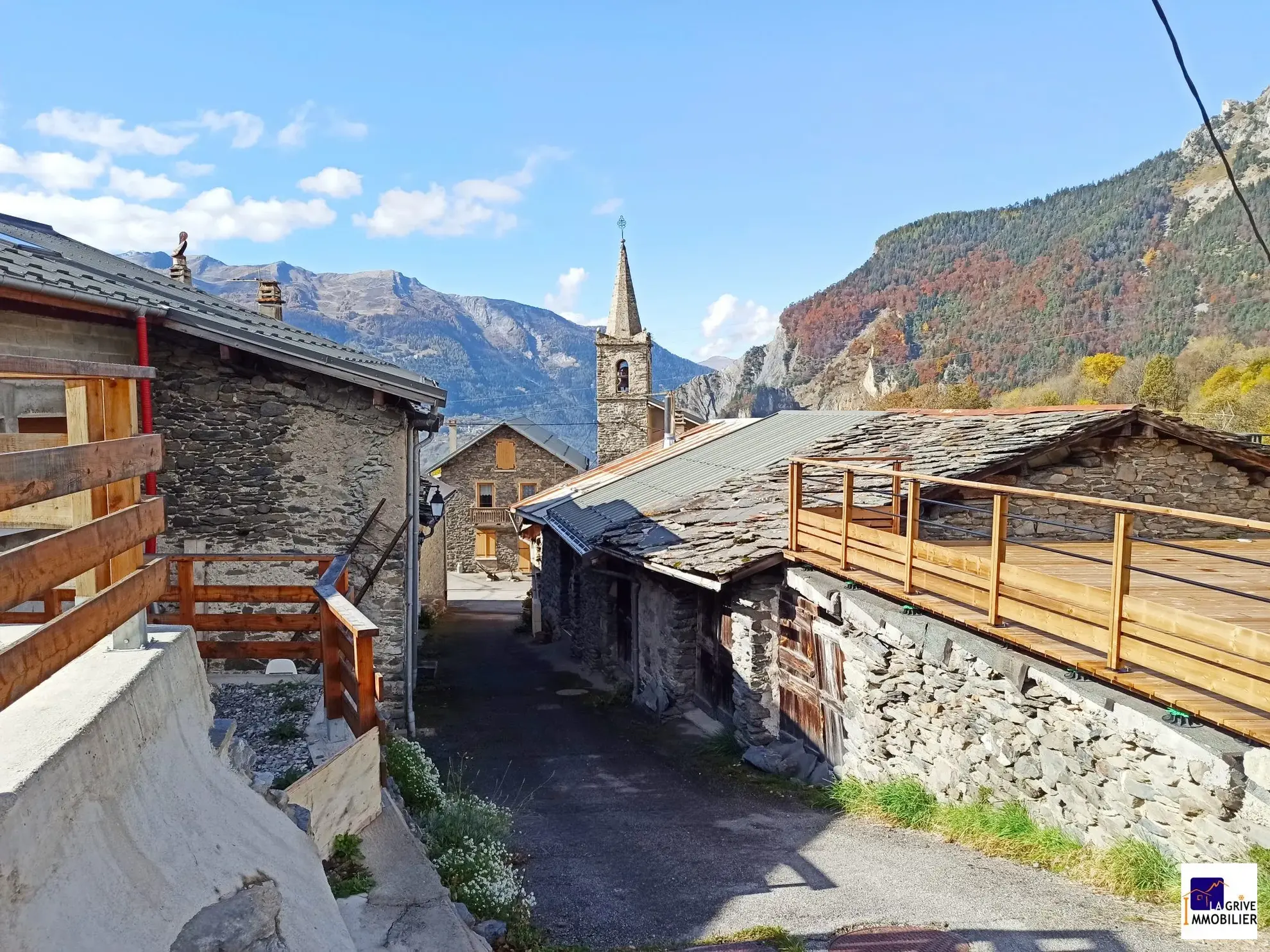 Ruelle du village Ancienne grange à rénover en Maurienne avec potentiel d'aménagement et vue exceptionnelle 