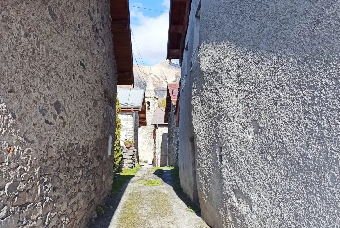 Ruelle du village vers chapelle Ancienne grange à rénover en Maurienne avec potentiel d'aménagement et vue exceptionnelle 