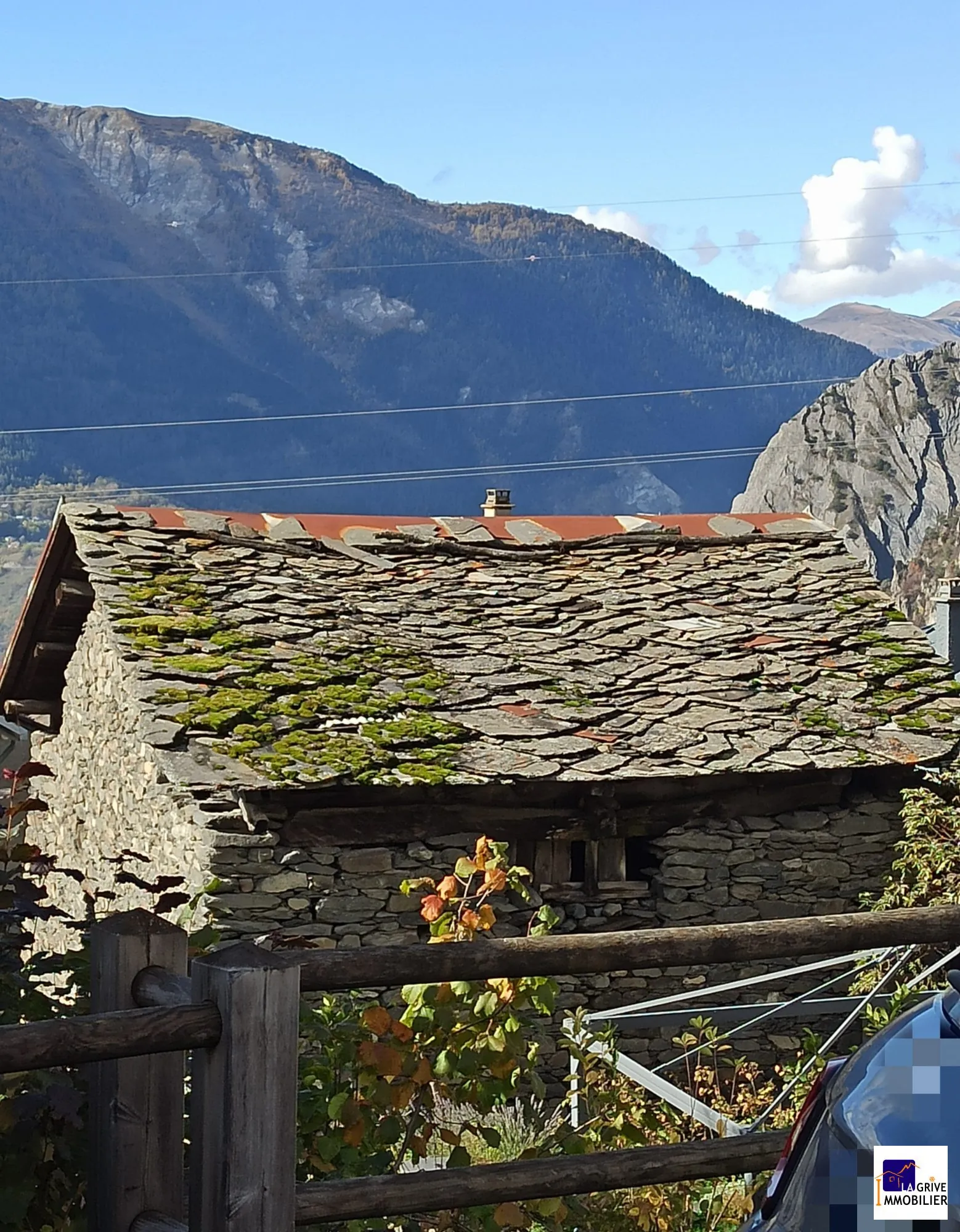 Toiture côté lauzes Ancienne grange à rénover en Maurienne avec potentiel d'aménagement et vue exceptionnelle 