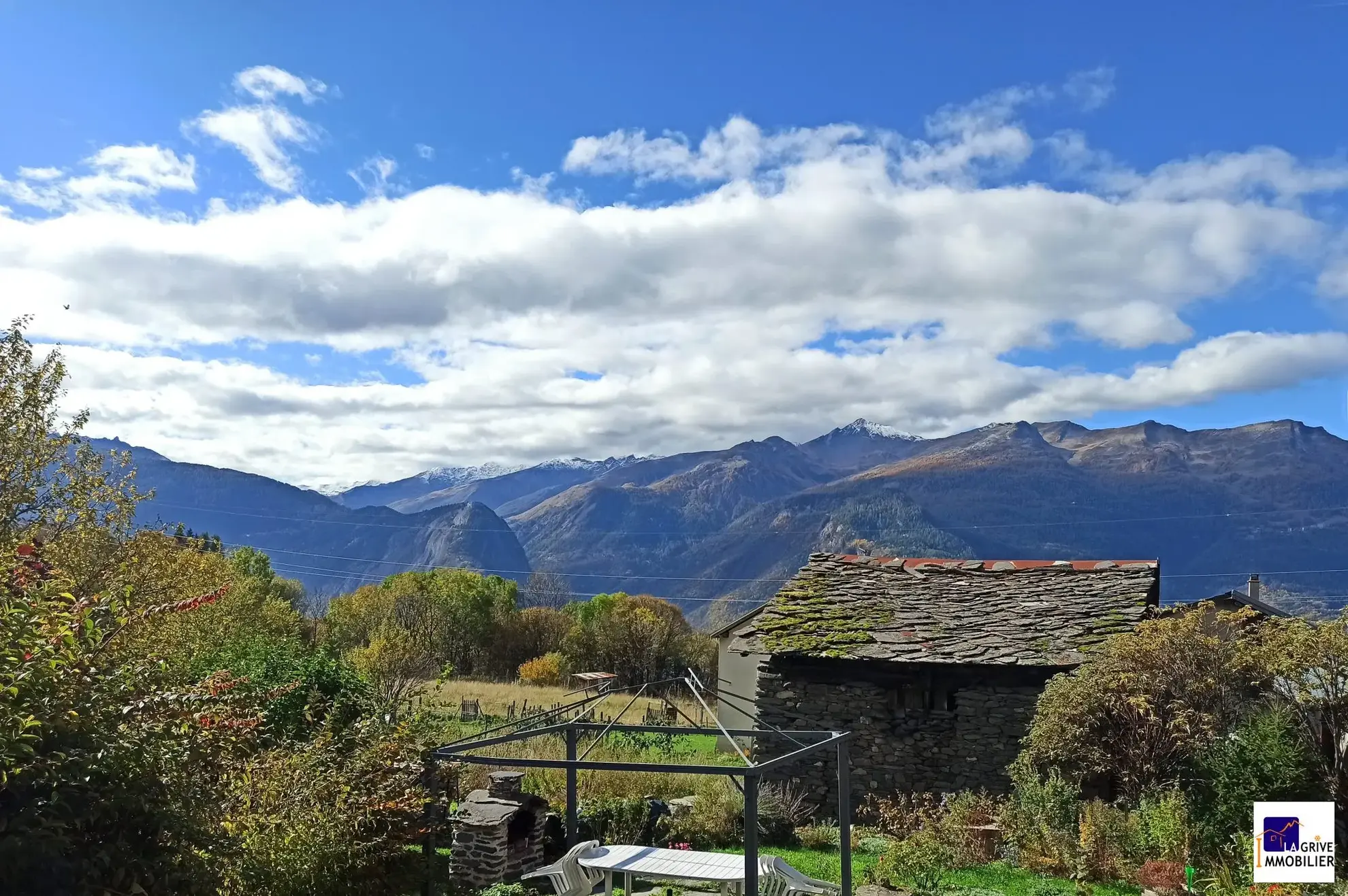Grange à droite et vue dégagée Ancienne grange à rénover en Maurienne avec potentiel d'aménagement et vue exceptionnelle 