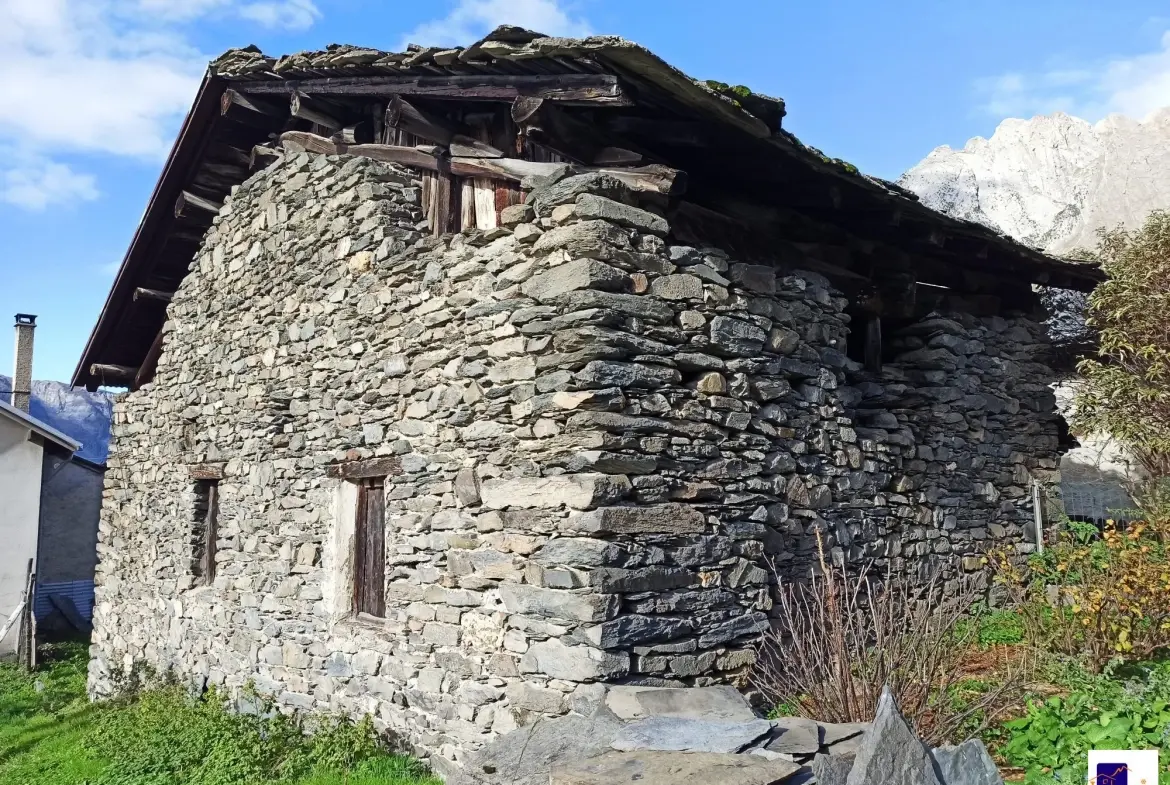 Grange Ancienne grange à rénover en Maurienne avec potentiel d'aménagement et vue exceptionnelle 