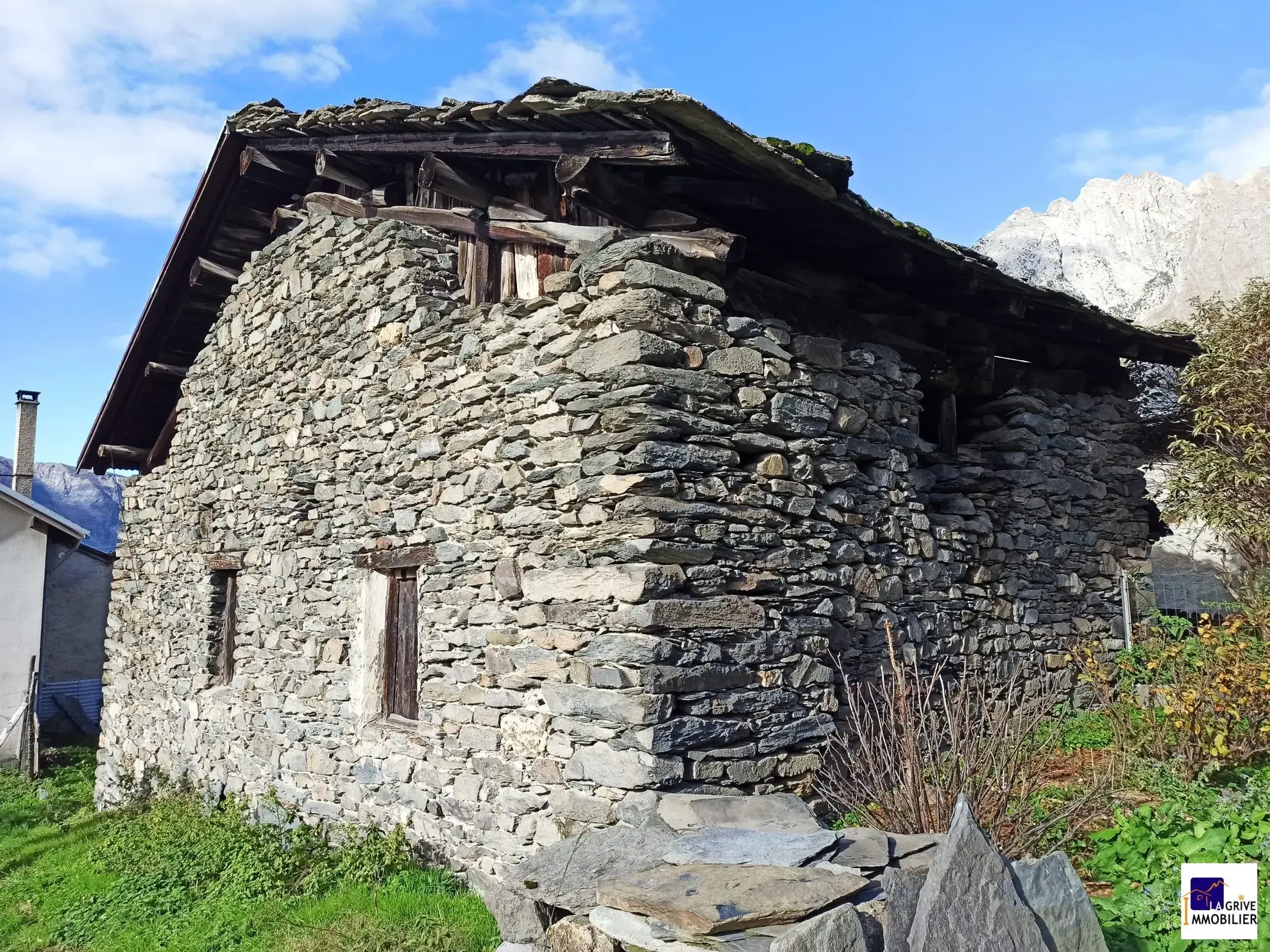 Grange Ancienne grange à rénover en Maurienne avec potentiel d'aménagement et vue exceptionnelle 