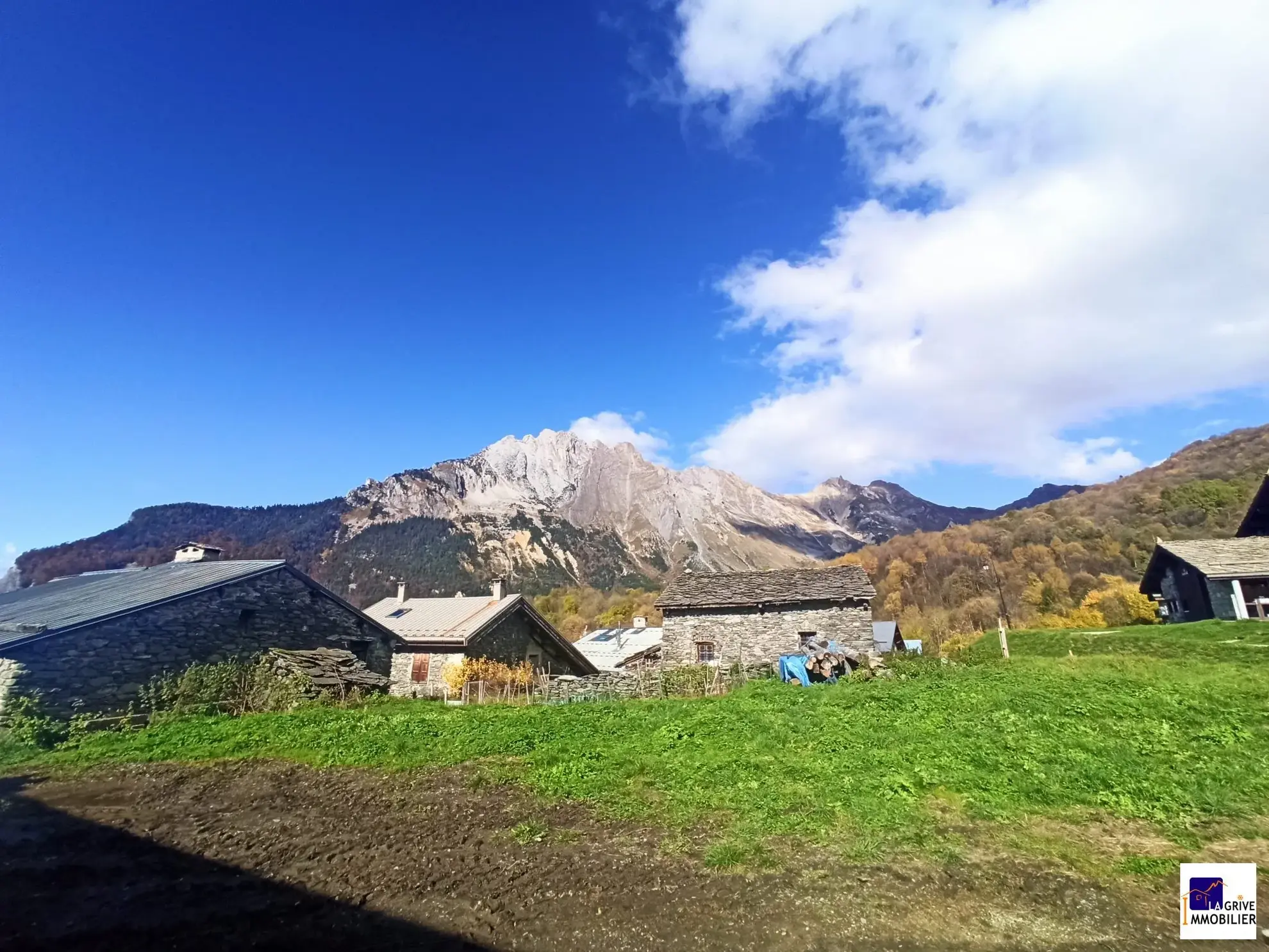 Vue montagne mamelles de Beaune, Grand Peron des Encombres Ancienne grange à rénover en Maurienne avec potentiel d'aménagement et vue exceptionnelle 