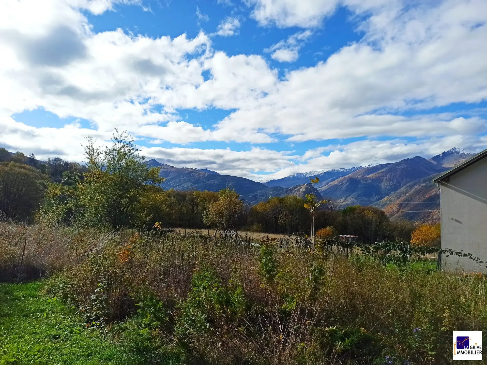 Vue dégagée depuis le jardin Ancienne grange à rénover en Maurienne avec potentiel d'aménagement et vue exceptionnelle 