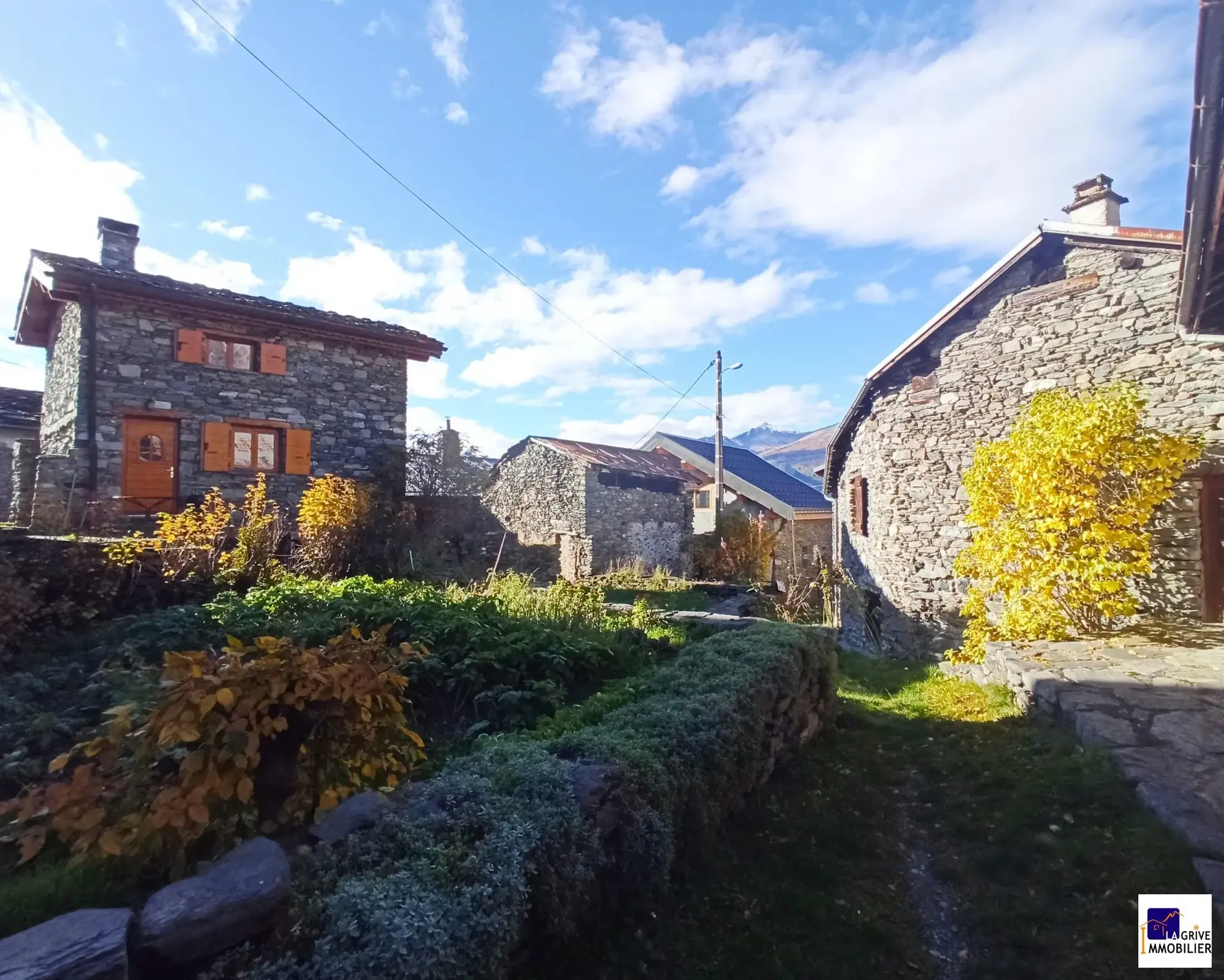 Ruelle typique du village Ancienne grange à rénover en Maurienne avec potentiel d'aménagement et vue exceptionnelle 