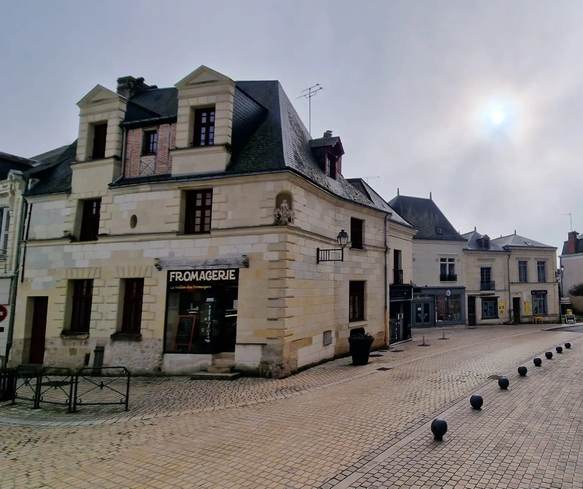 Fonds de commerce de 90 m² à Langeais, idéal pour la restauration avec terrasse 