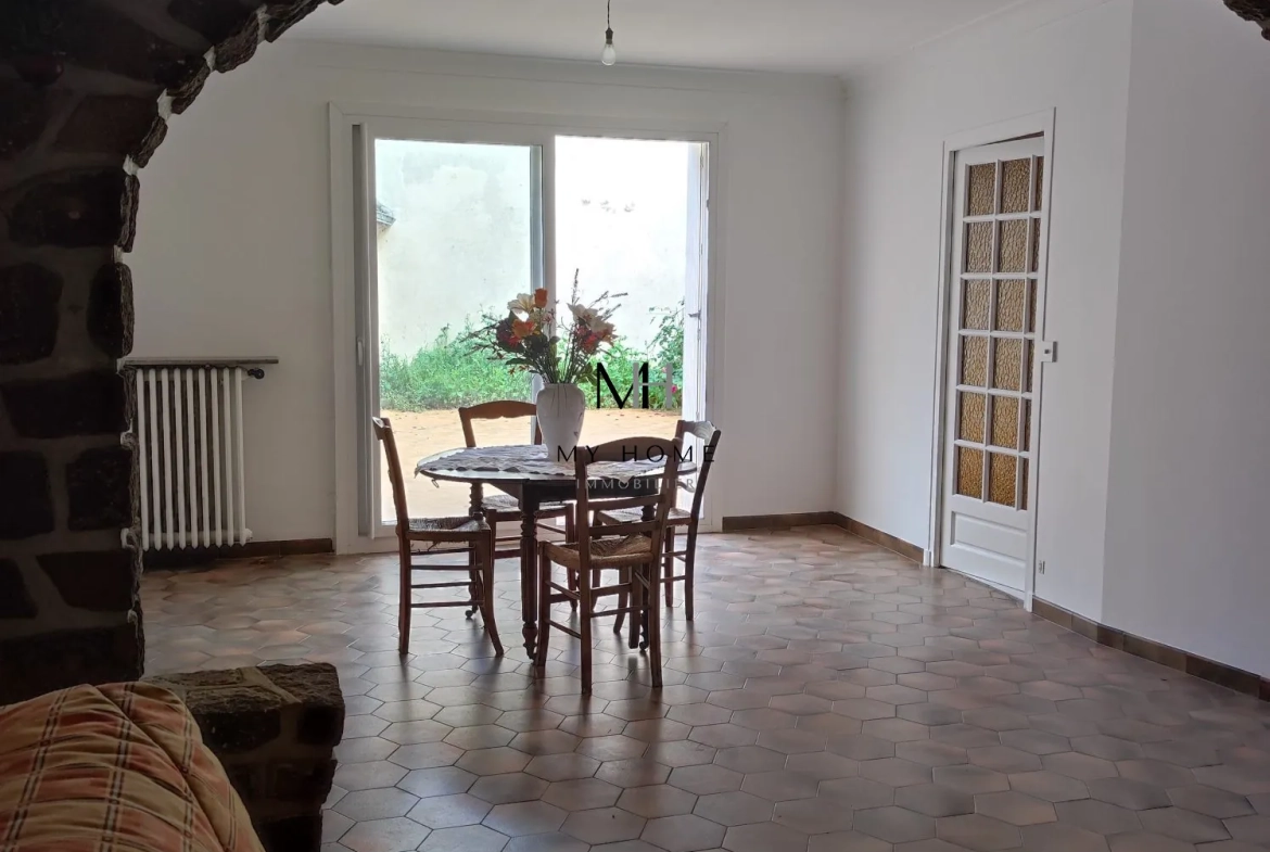 Magnifique maison de ville de 150 m² avec garage et cour intérieure à Mortagne-au-Perche 