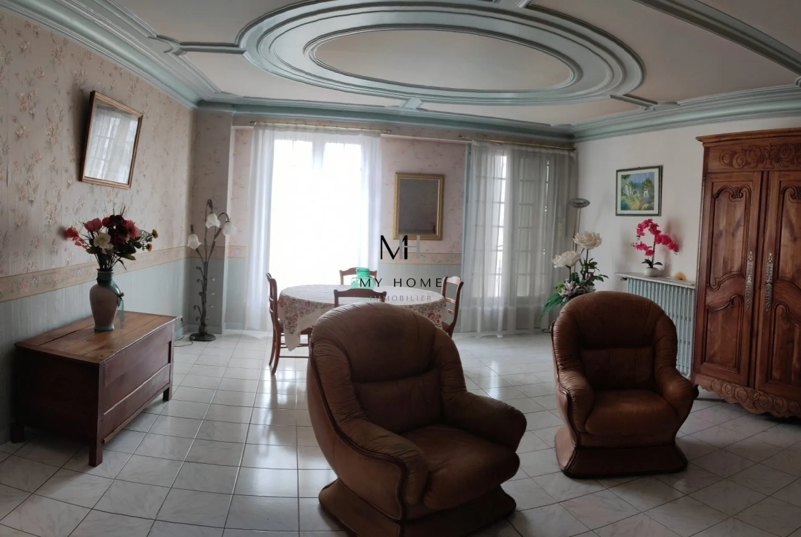 Magnifique maison de ville de 150 m² avec garage et cour intérieure à Mortagne-au-Perche 