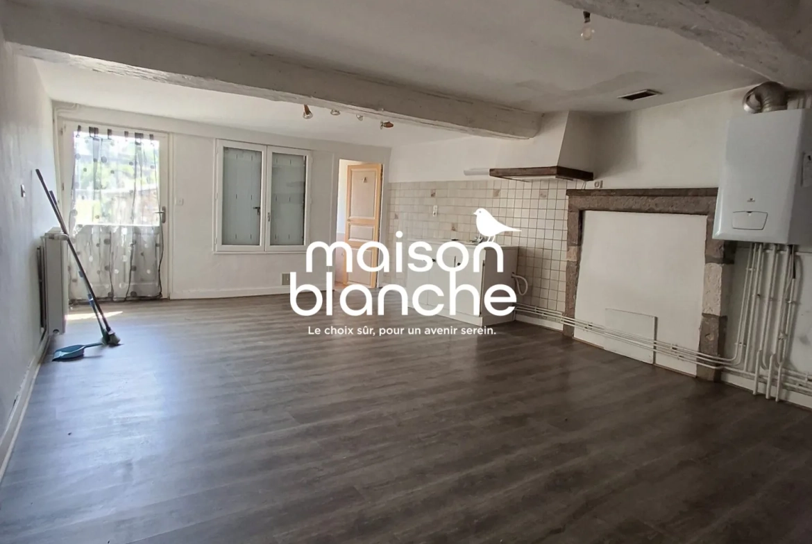 Maison à vendre à Parthenay, 100 m² avec jardin et potentiel de rénovation 