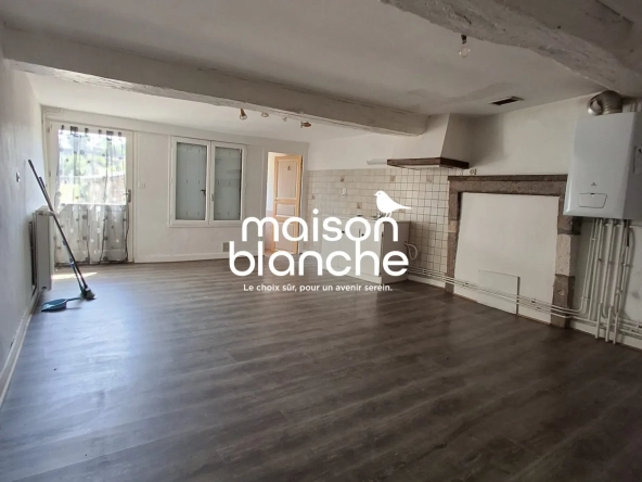 Maison à vendre à Parthenay, 100 m² avec jardin et potentiel de rénovation