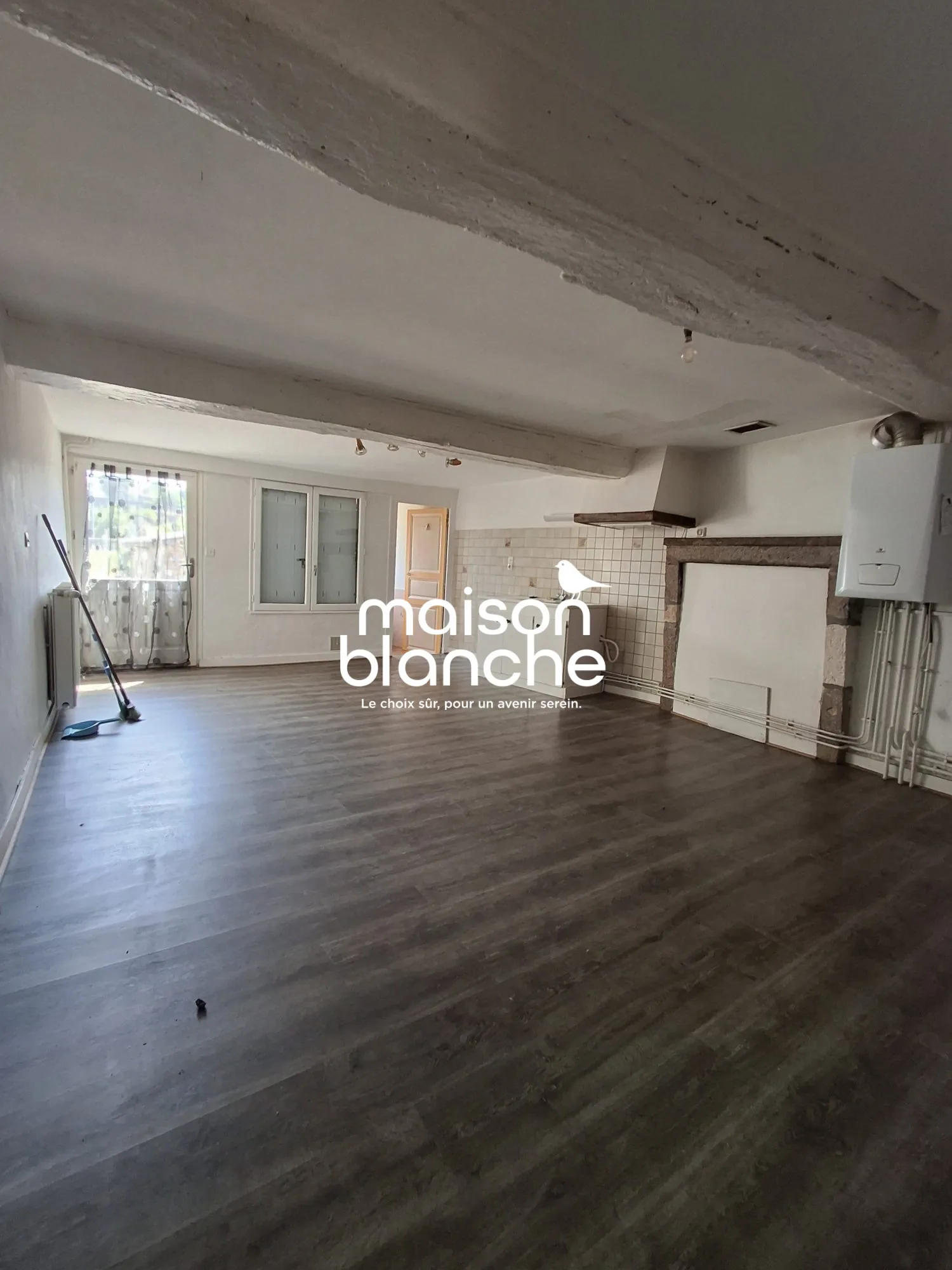 Maison à vendre à Parthenay, 100 m² avec jardin et potentiel de rénovation 