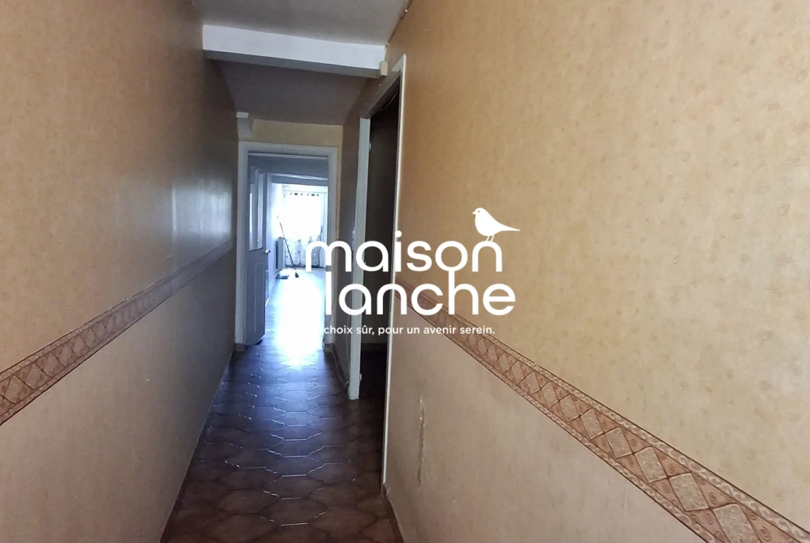 Maison à vendre à Parthenay, 100 m² avec jardin et potentiel de rénovation 