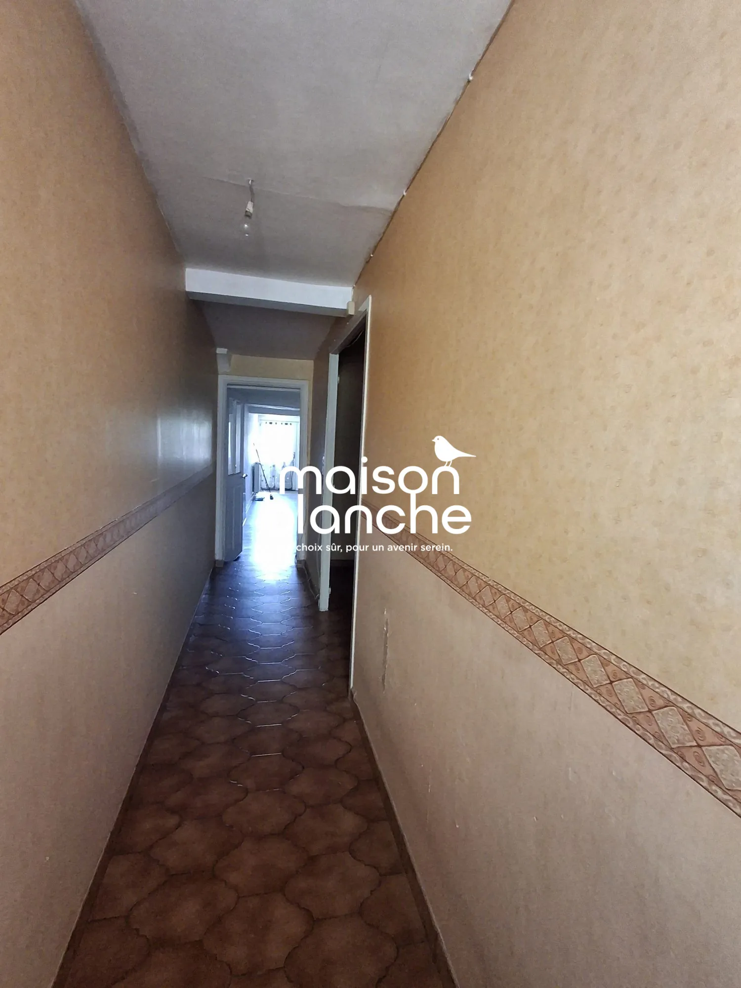 Maison à vendre à Parthenay, 100 m² avec jardin et potentiel de rénovation 