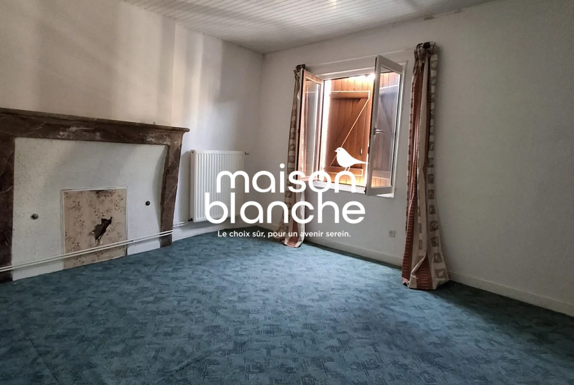 Maison à vendre à Parthenay, 100 m² avec jardin et potentiel de rénovation 