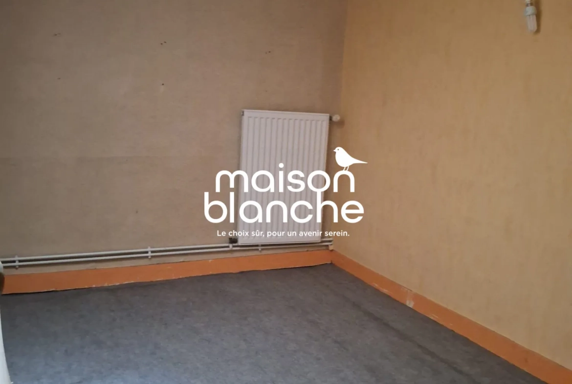 Maison à vendre à Parthenay, 100 m² avec jardin et potentiel de rénovation 