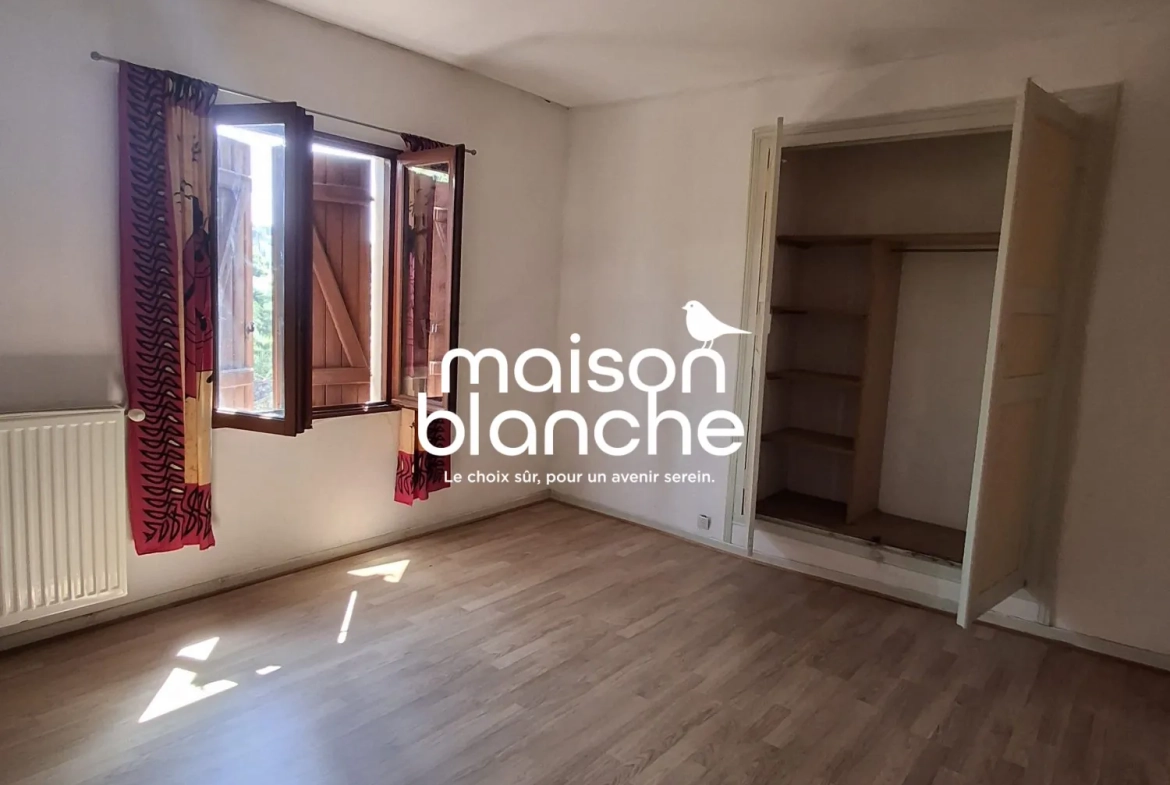 Maison à vendre à Parthenay, 100 m² avec jardin et potentiel de rénovation 