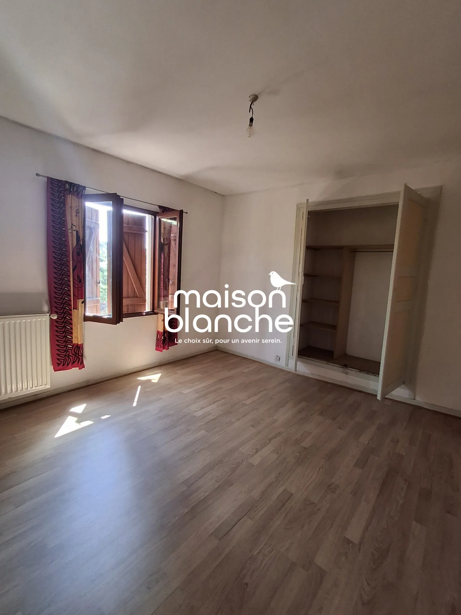 Maison à vendre à Parthenay, 100 m² avec jardin et potentiel de rénovation 