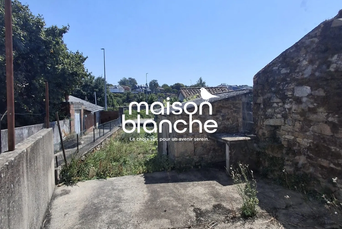 Maison à vendre à Parthenay, 100 m² avec jardin et potentiel de rénovation 