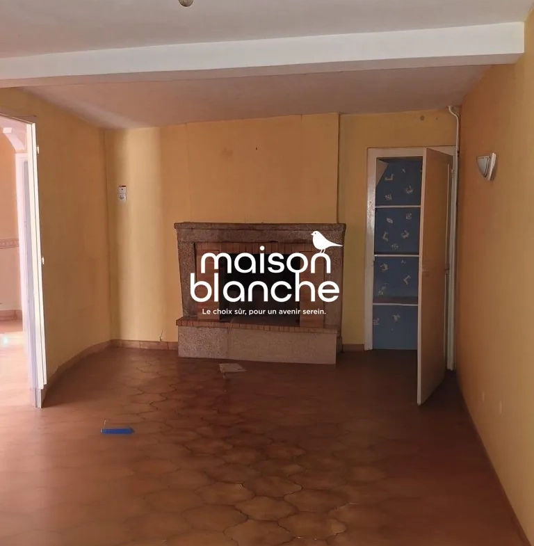 Maison à vendre à Parthenay, 100 m² avec jardin et potentiel de rénovation 