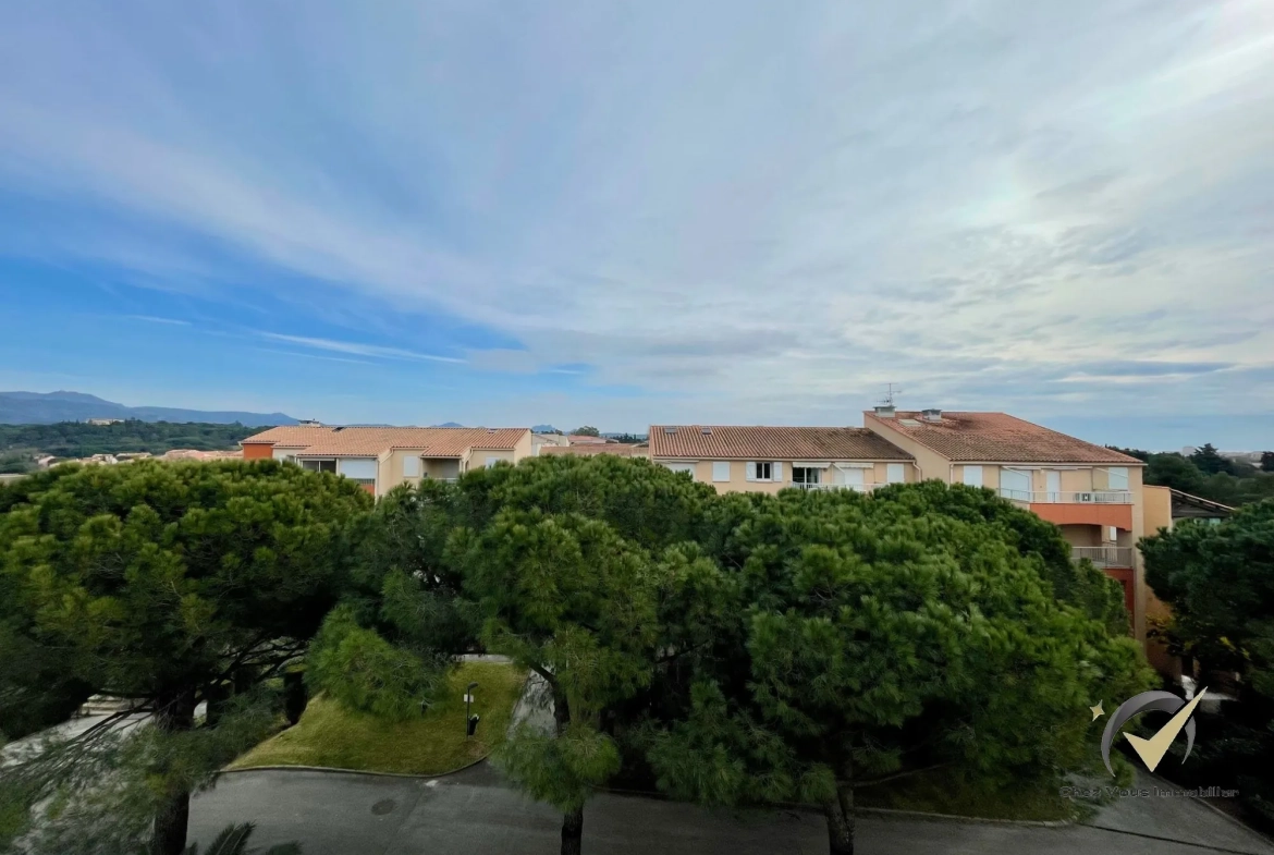 Appartement lumineux de 28 m² avec piscine et vue dégagée à Fréjus 