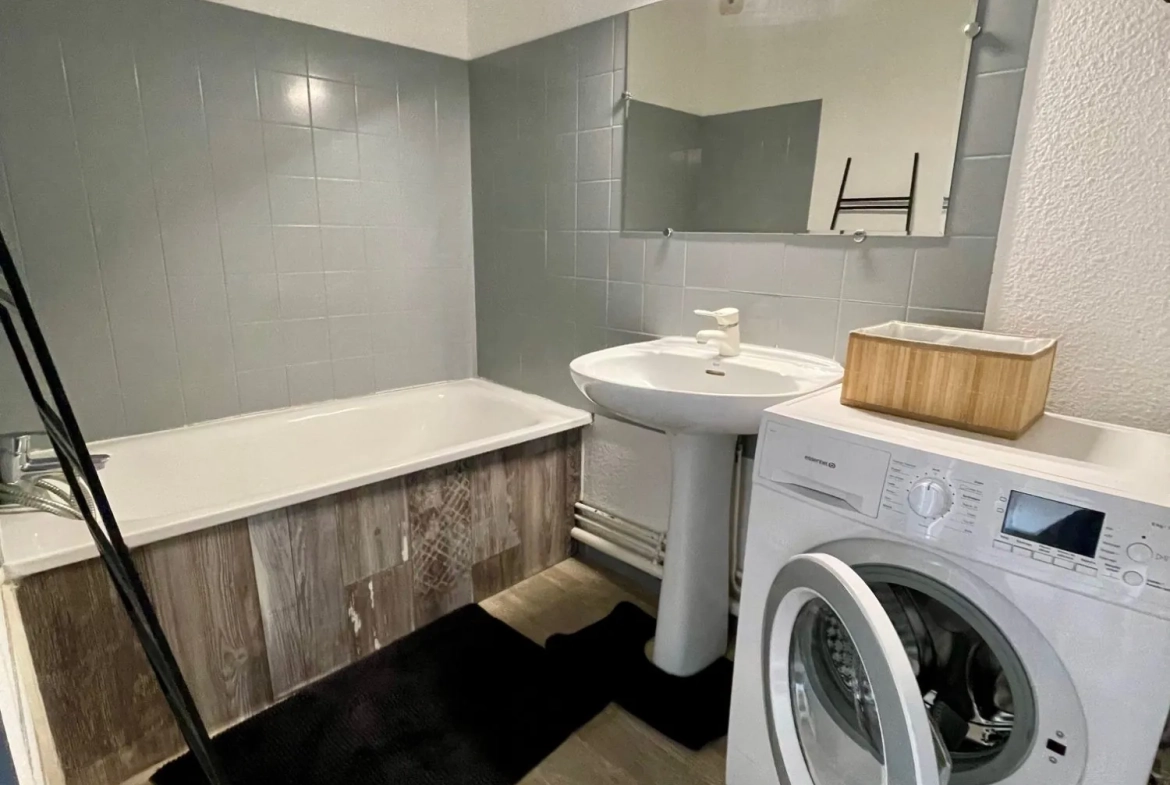 Appartement lumineux de 28 m² avec piscine et vue dégagée à Fréjus 