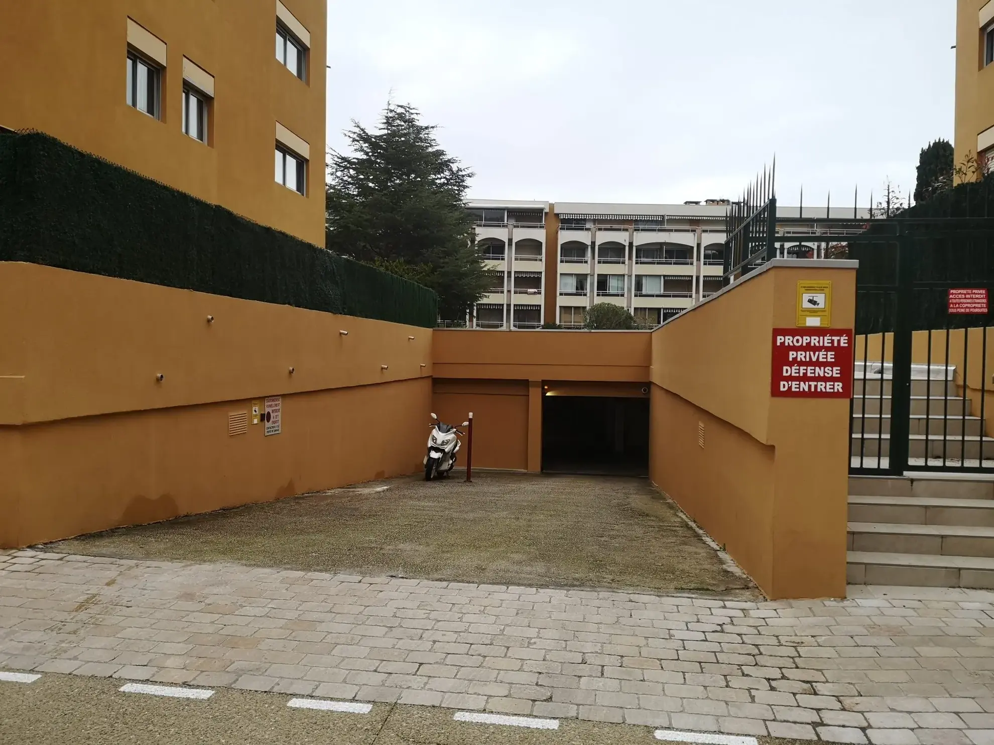 Garage de 52 m² en sous-sol à Mandelieu - Stationnement sécurisé 