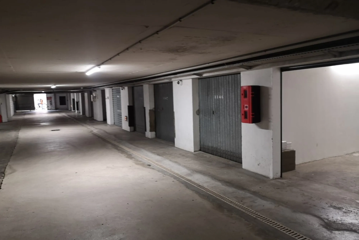 Garage de 52 m² en sous-sol à Mandelieu - Stationnement sécurisé 